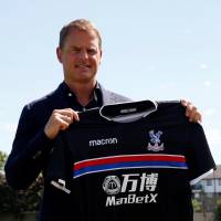 New Crystal Palace manager Frank de Boer poses with the club’s shirt at a news conference on Monday in London. De Boer takes over as new Crystal Palace manager
