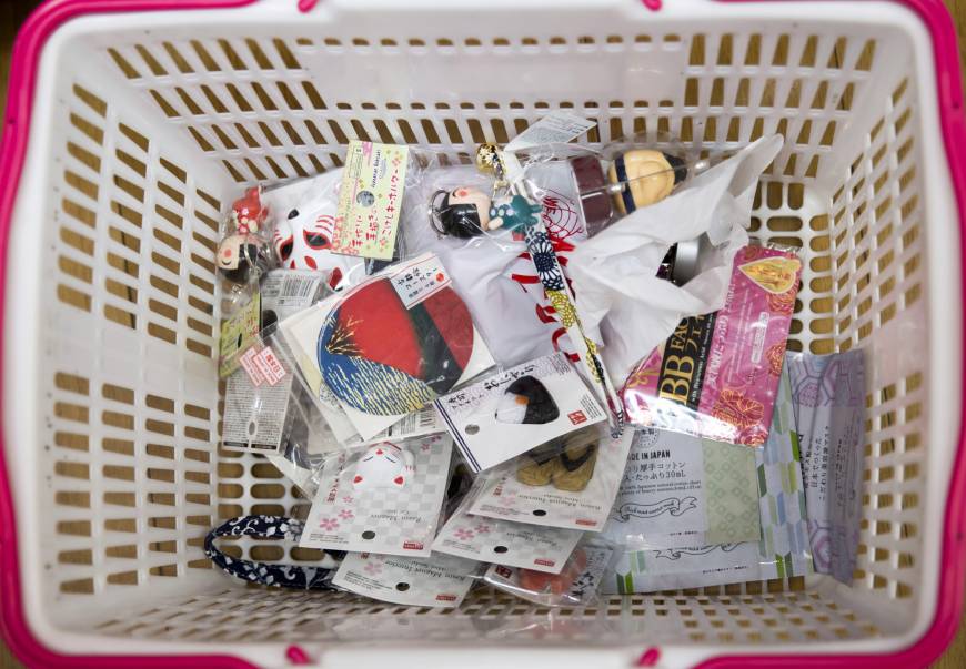 Products that cost ¥100 each sit inside a customer
