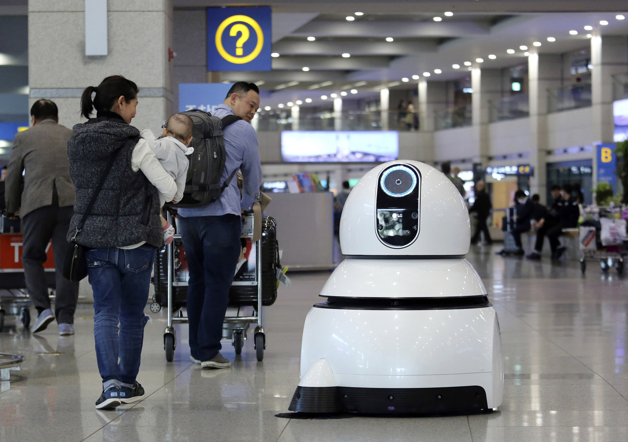 Robots to aid tourists, clean floors at major South Korean airport
