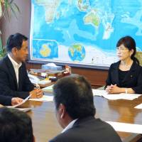 Iwakuni Mayor Yoshihiko Fukuda, left, and Yamaguchi Gov. Tsugumasa Muraoka meet with Defense Minister Tomomi Inada on Tuesday at the Defense Ministry in Tokyo. Yamaguchi governor, Iwakuni mayor notify government of decision to accept U.S. aircraft