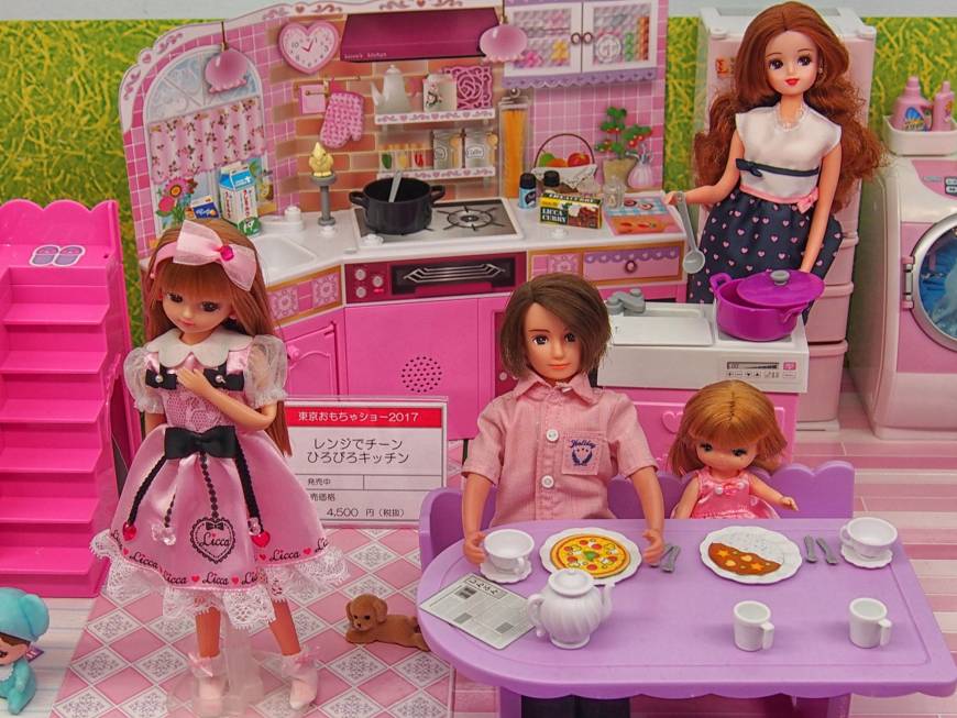 A blogger has pointed out that Licca-chan and her mother always appear to be cooking in the kitchen in product shots, while her father sits at the dining table reading a newspaper.