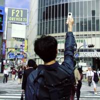 Sharing the future: Yosuke Ushigome’s most recent video project, “Professional Sharing,” explores the nature of sharing economies as he runs madcap around Shibuya. Designer Yosuke Ushigome finds solutions to culture shock in English and humor