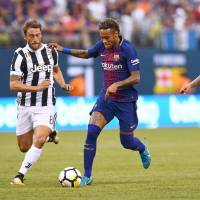 Barcelona star Neymar (right) vies for the ball with Juventus’ Claudio Marchisio during their friendly on Saturday in East Rutherford, New Jersey. Neymar hits double for Barcelona