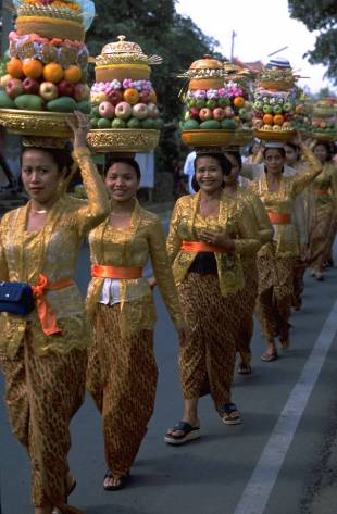 Women in traditional Indonesian garments