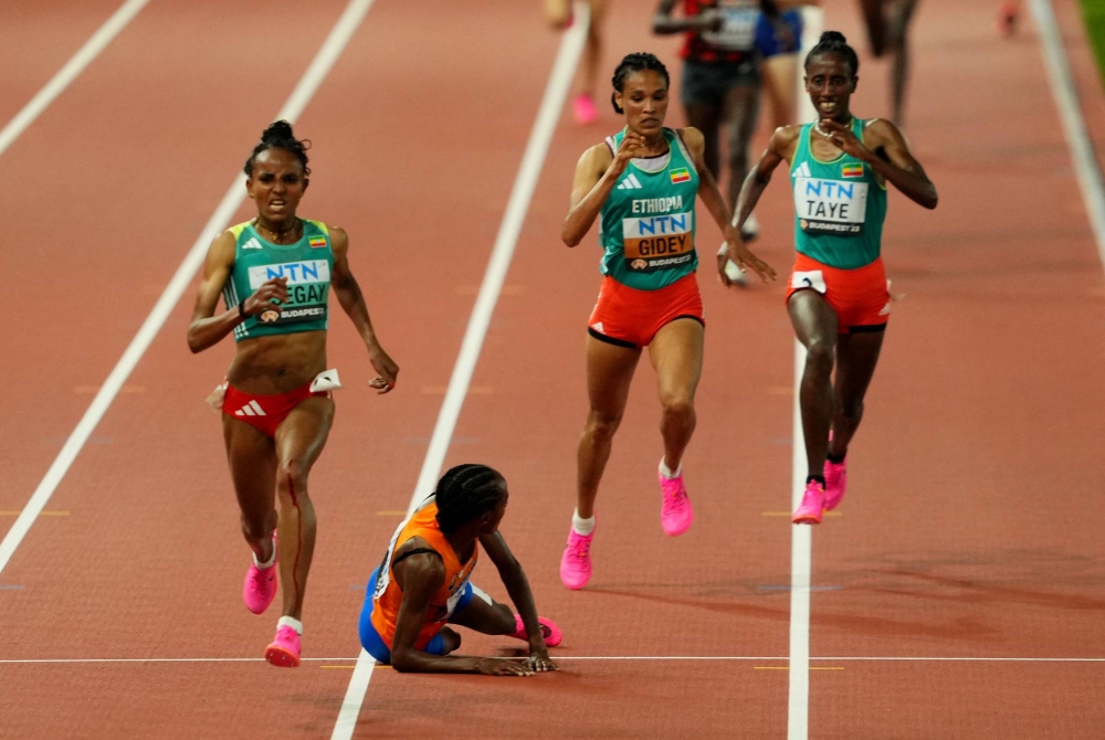 Gudaf Tsegay wins 10,000-meter gold after Sifan Hassan stumbles