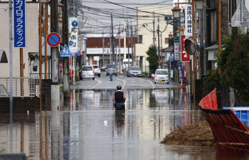 熱帯暴風雨の後、日本の一部で記録的な豪雨が発生