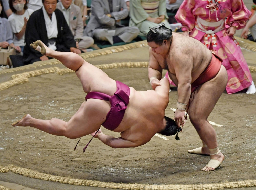 Takayasu и Atamifuji запазват първото място с три падания на ozeki