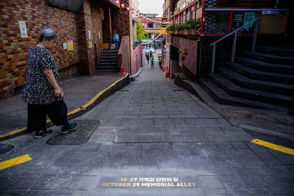 Tokyo, Japan. 6th Aug, 2014. Pedestrians walk under the hot