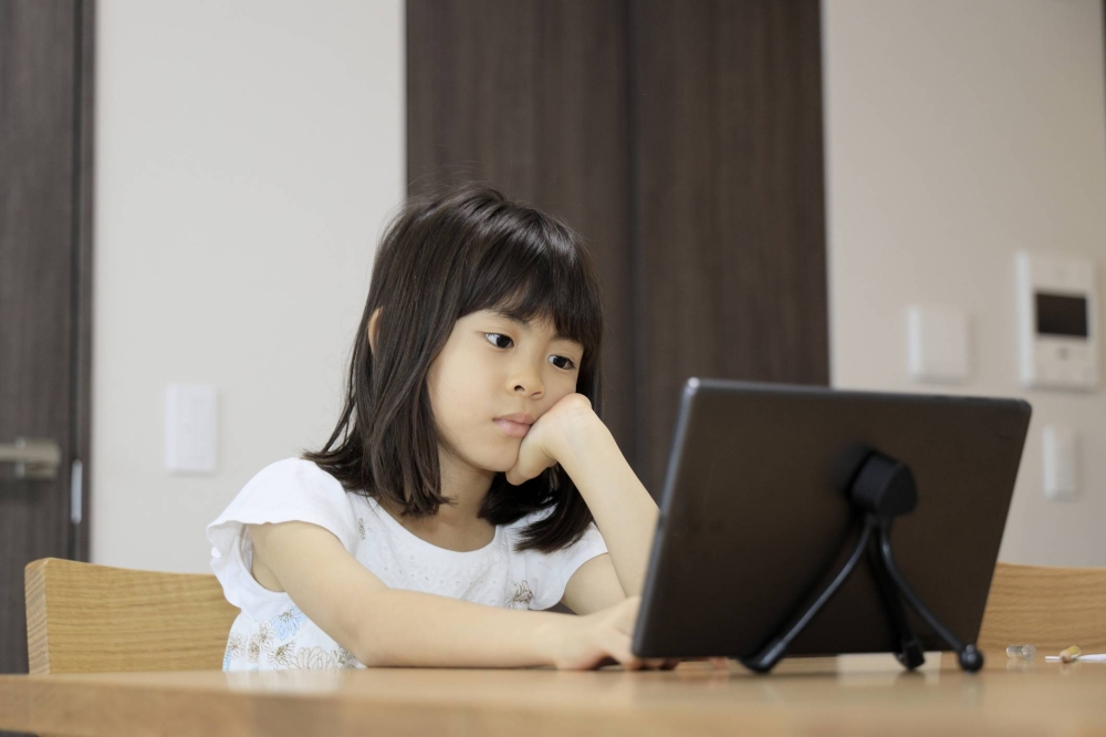 Record number of Japanese children have poor eyesight, survey says