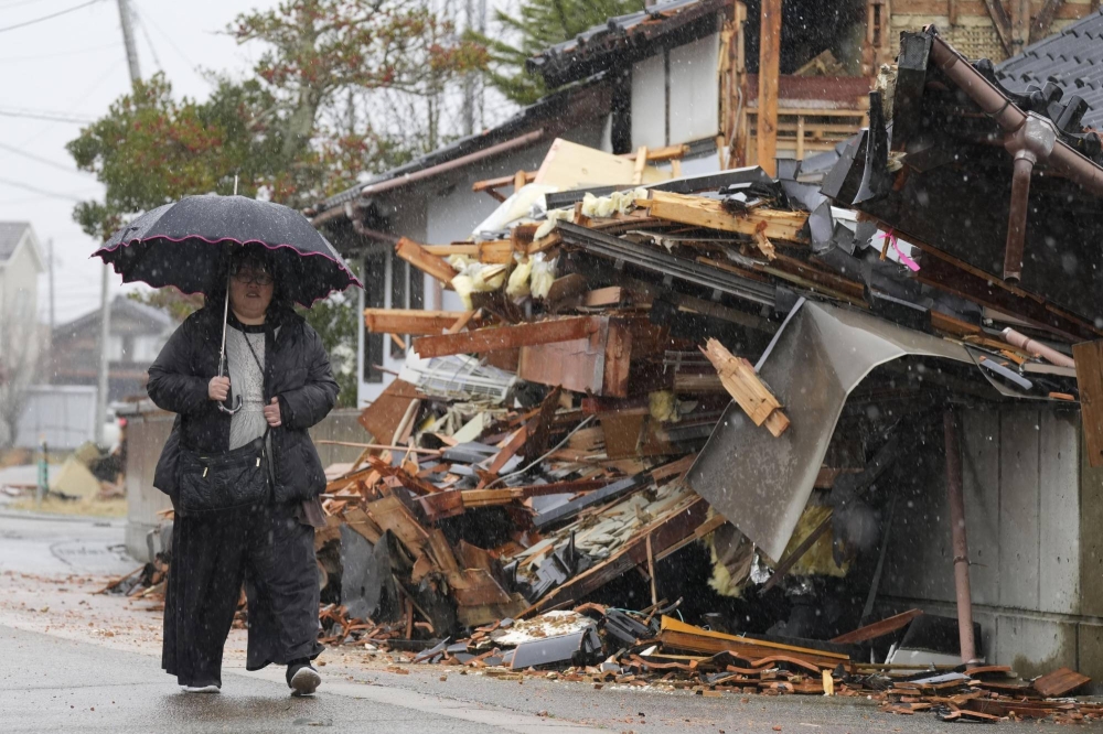 嵐によって救護活動が複雑になり、日本の地震発生から5日後に女性救出