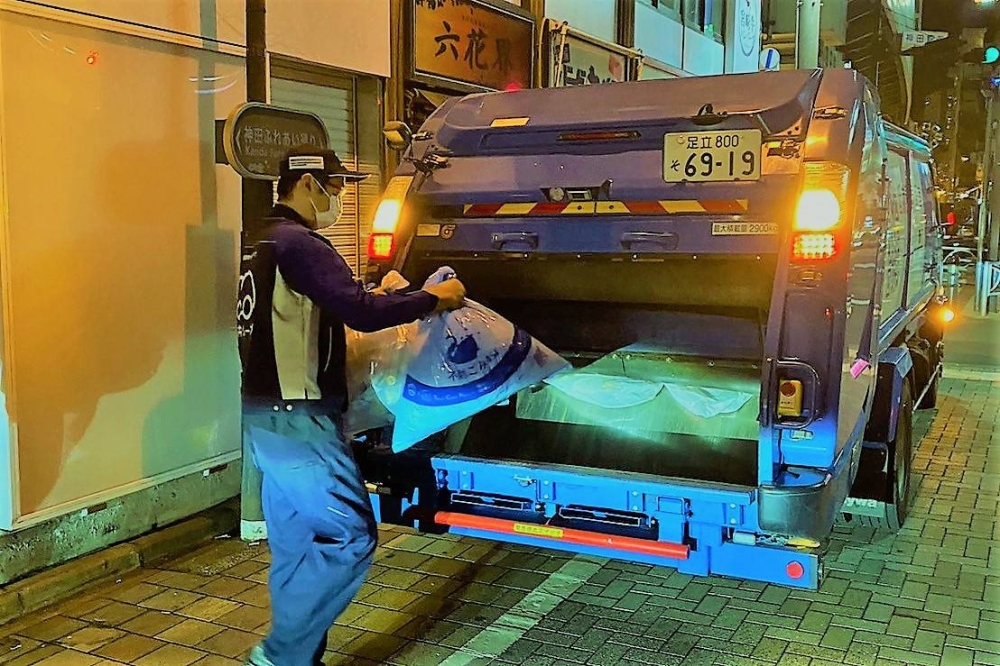 One Tokyo ward has begun testing an unprecedented project to combat rats using garbage bags infused with the smell of certain herbs. Chiyoda Ward has 