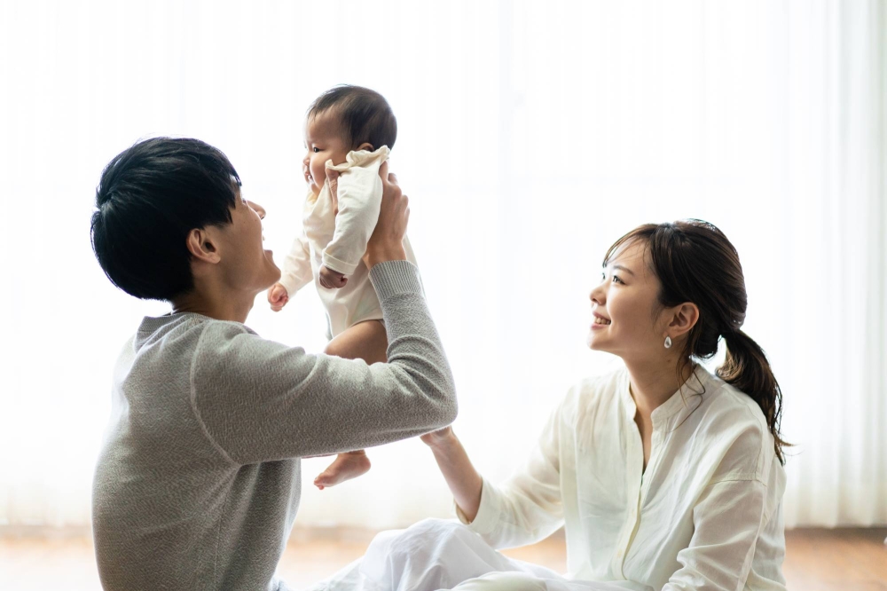 日本、企業に育児休職目標設定・公開義務化する計画