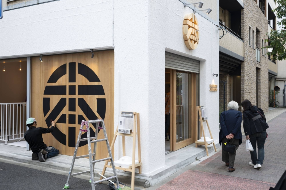 Right outside the north exit of Chofu Station in western Tokyo is Shinko Syoten, a brick-and-mortar bookstore that Hideharu Yahata’s father-in-law o
