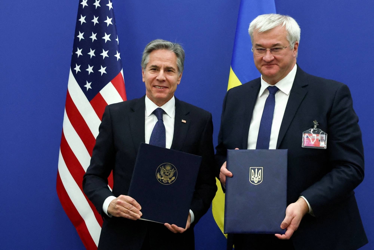  Ukraine pushes for NATO membership as allies sidestep call for invite 