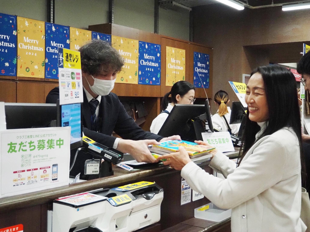 Santa project delivers donated books to Noto children.