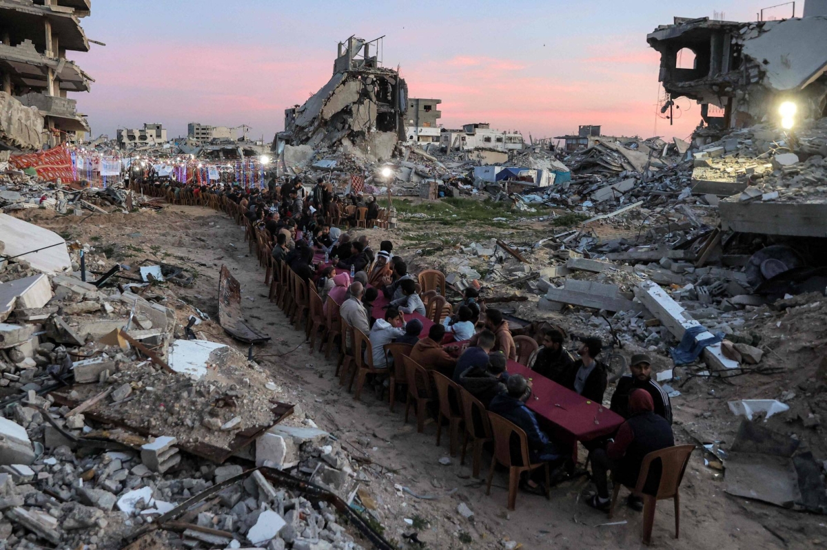  Israel blocks aid to devastated Gaza as truces first phase ends 