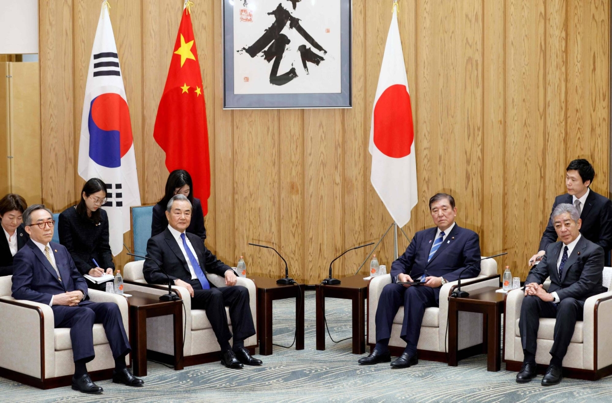  Japan, China and South Korea foreign ministers meet in Tokyo 