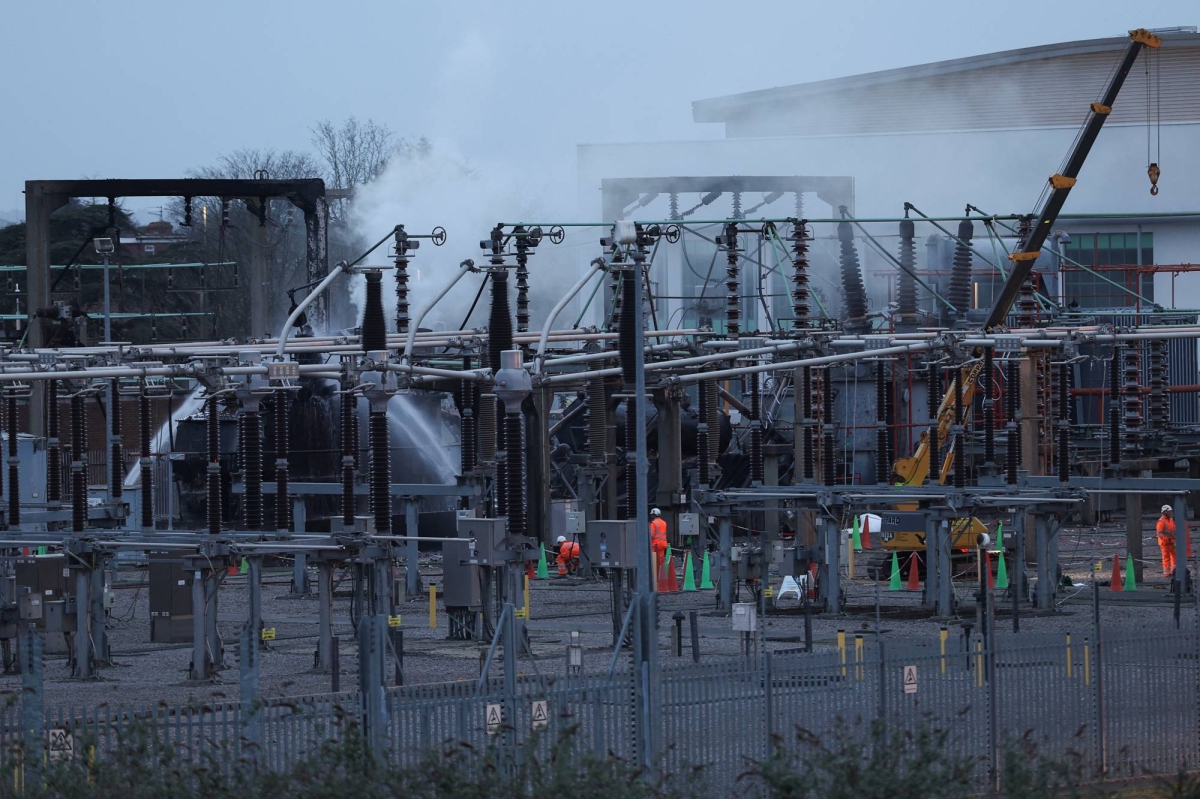  Heathrow rumbles back to life after substation fire shut down airport 