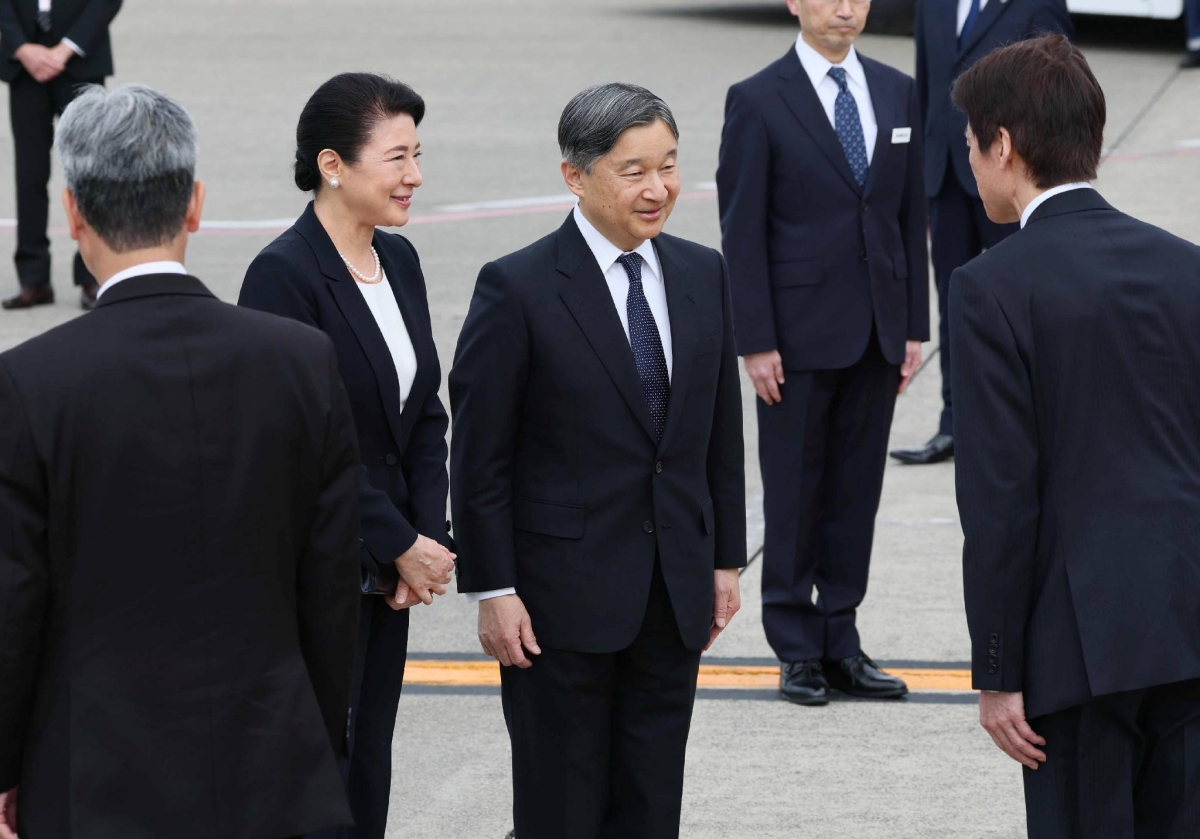 Emperor, empress visit Iwo Jima battlefield to pay respects to war dead