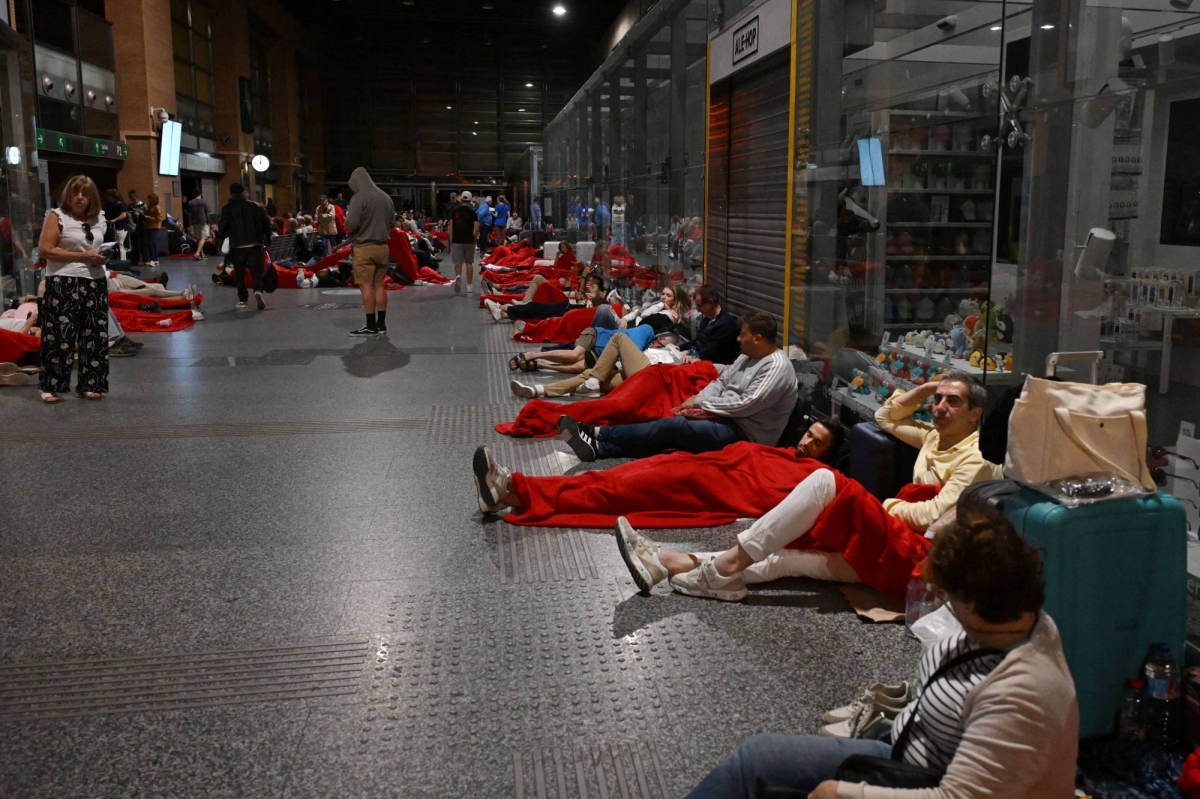 Spain and Portugal hunt for cause of power outage as electricity returns