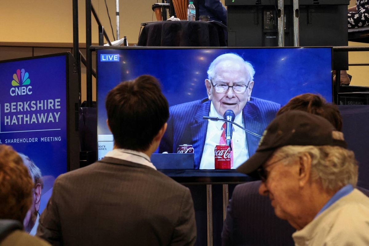  Warren Buffett successor inherits giant cash pile and many questions 