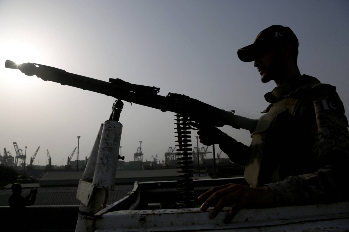  Pakistan says Indian missiles strike air bases as conflict spirals 