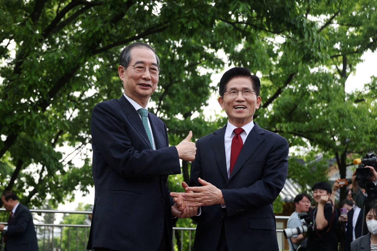 South Korea's conservatives move to switch presidential candidates