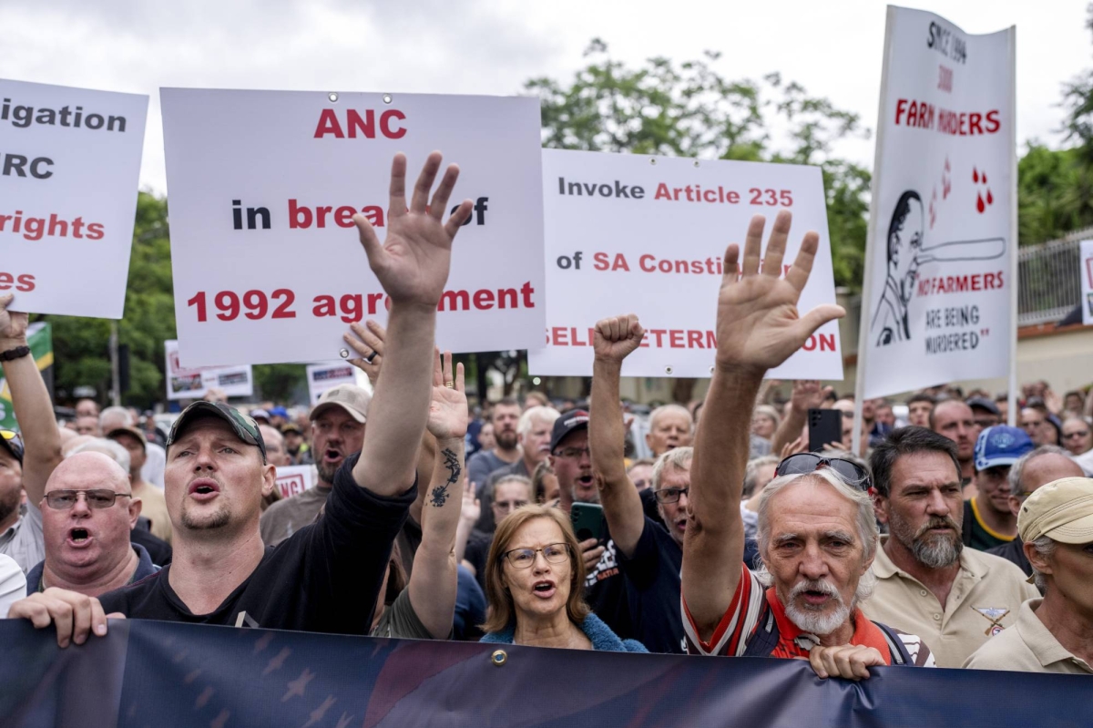  First white South Africans board plane for U.S. under Trump refugee plan 