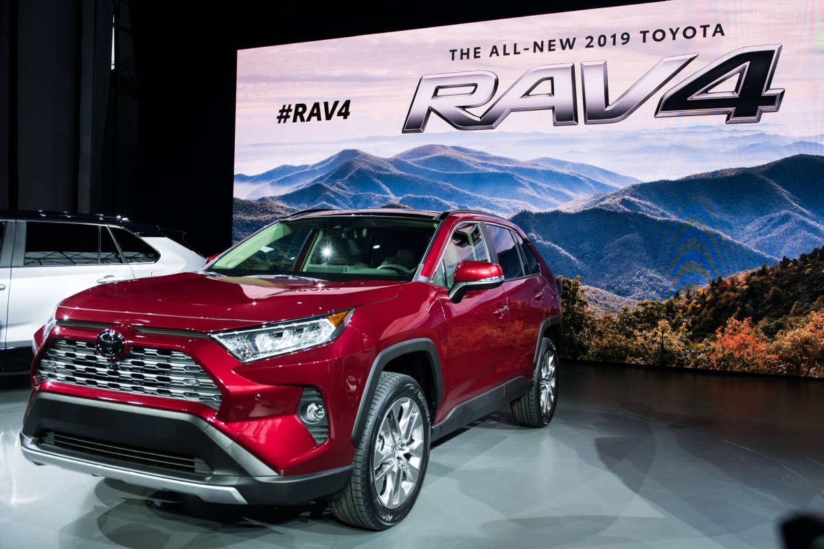  Toyota takes all-hybrid plunge with its bestselling U.S. vehicle 