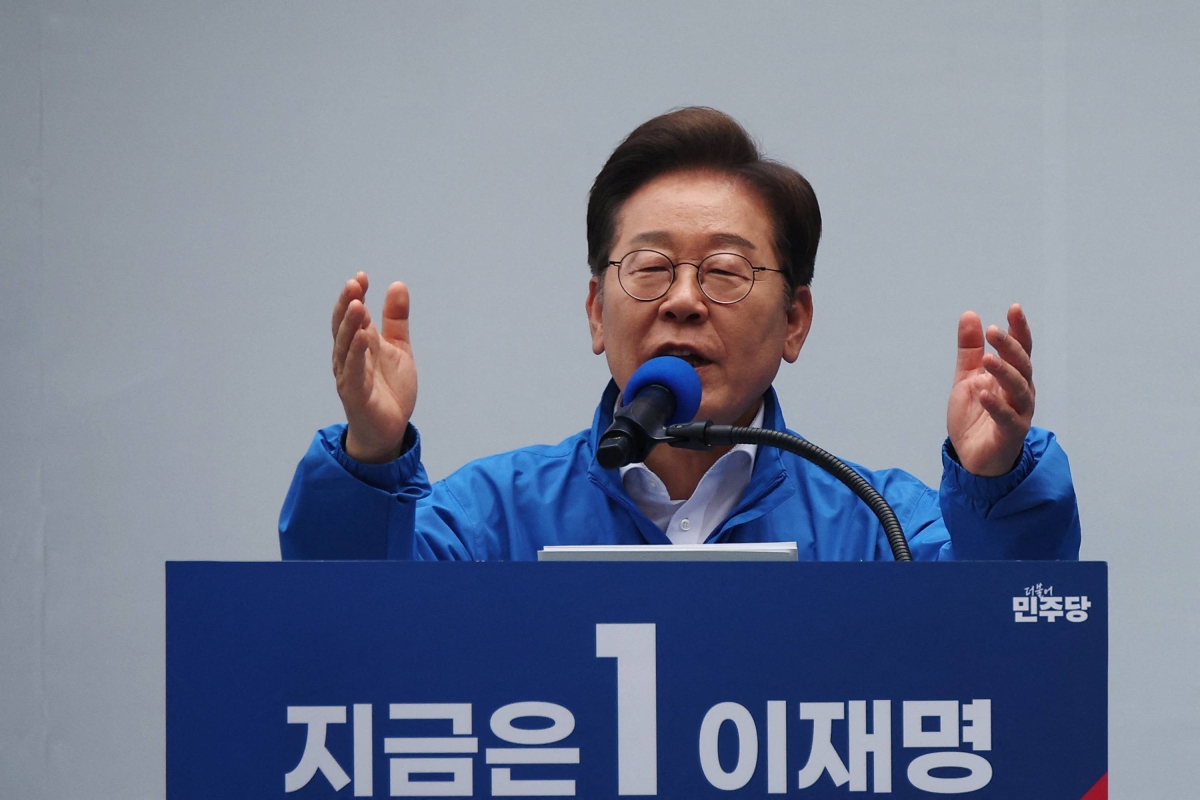  South Korean presidential front-runner says hes not hostile toward Japan 