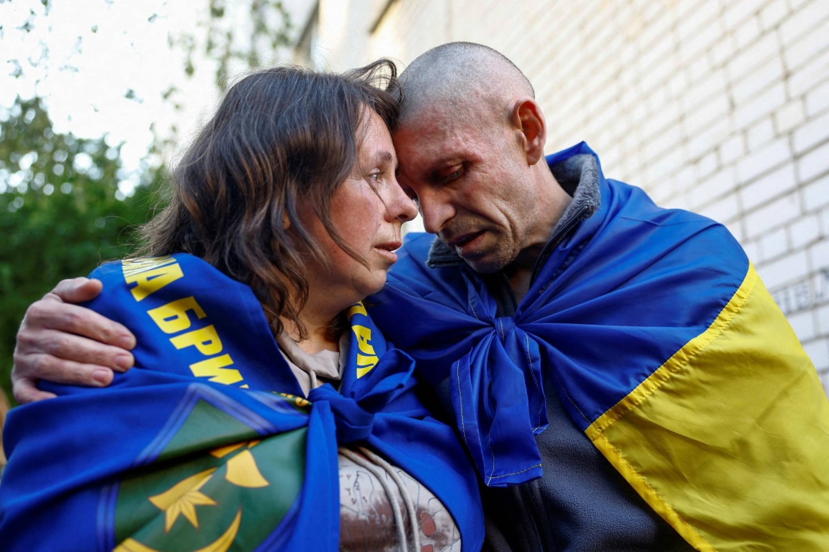 Ukraine and Russia exchange 390 prisoners in first stage of swap
