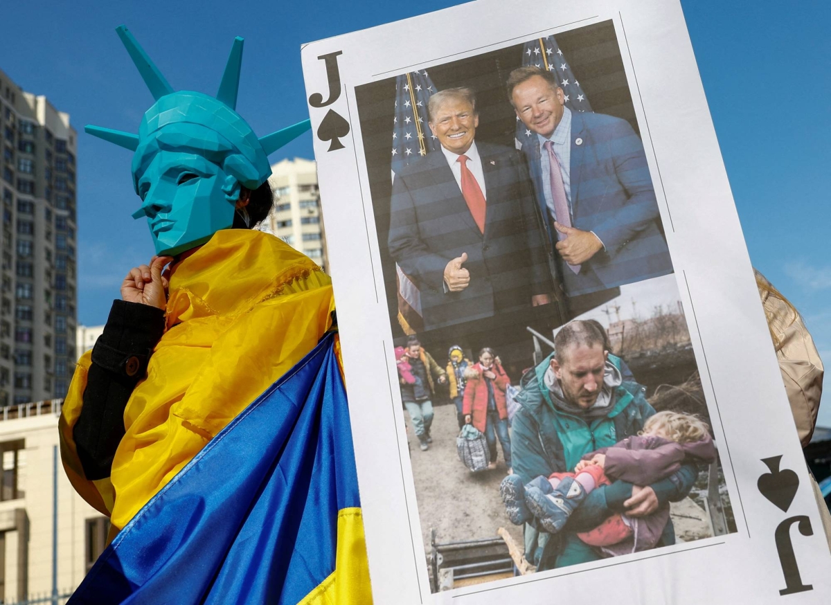  Pressure mounts on a reluctant Trump to impose sanctions on Russia 