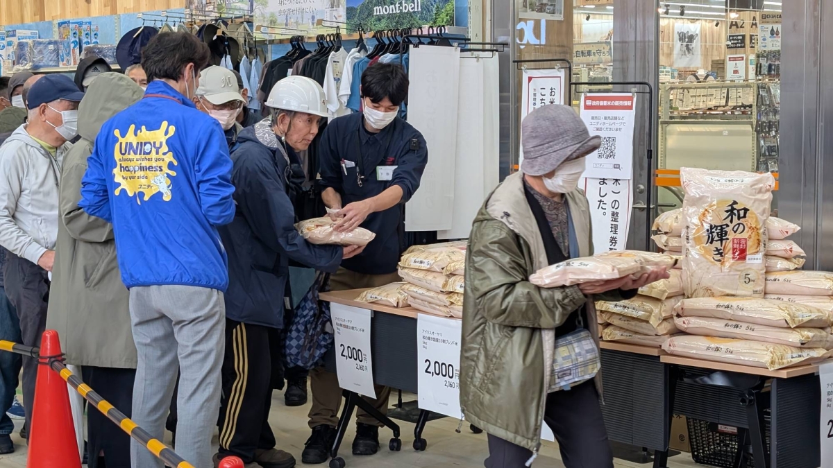  Japanese customers brave the rain to line up for cheap, stockpiled rice 