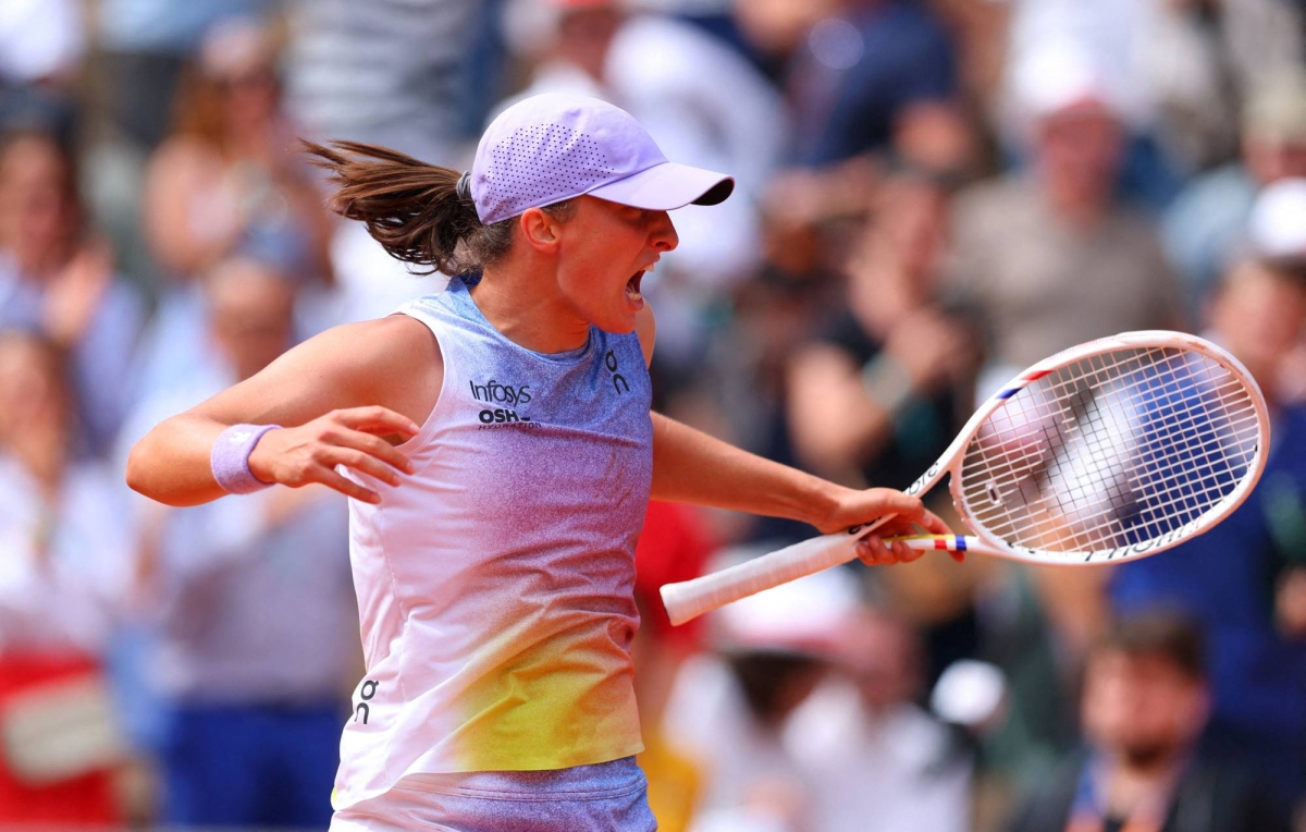 Alcaraz and Swiatek pass tough French Open tests 