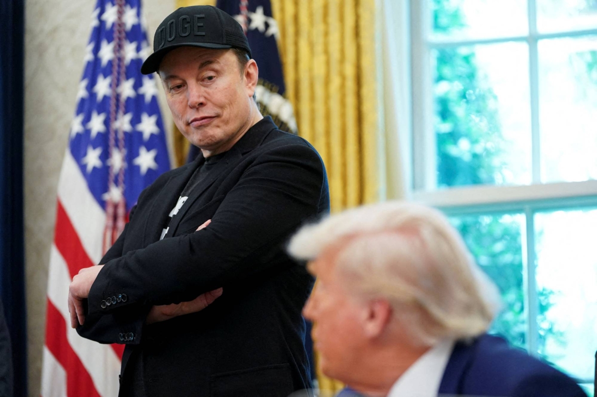  Trump threatens Musks government deals as their feud explodes over tax-cut bill 