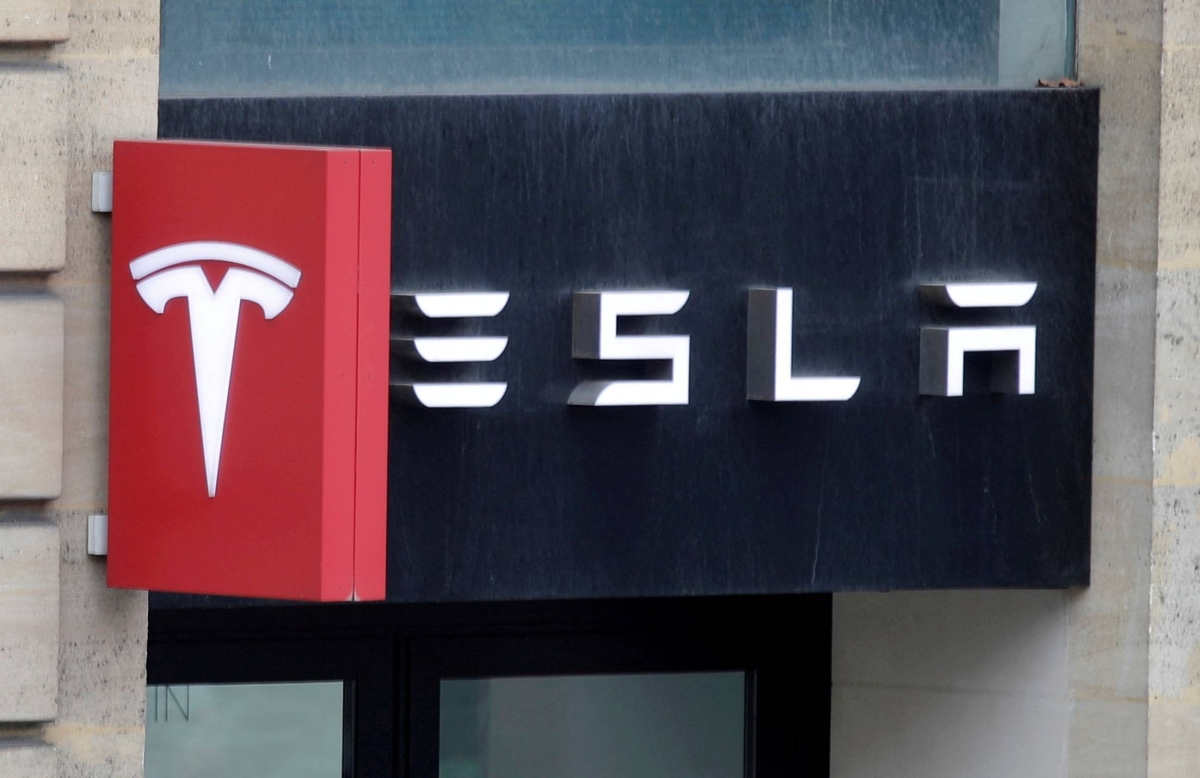  Tesla plunges after conflict between Musk and Trump spills into open 