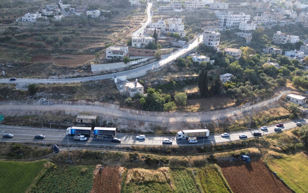  West Bank town becomes big prison as Israel fences it in 