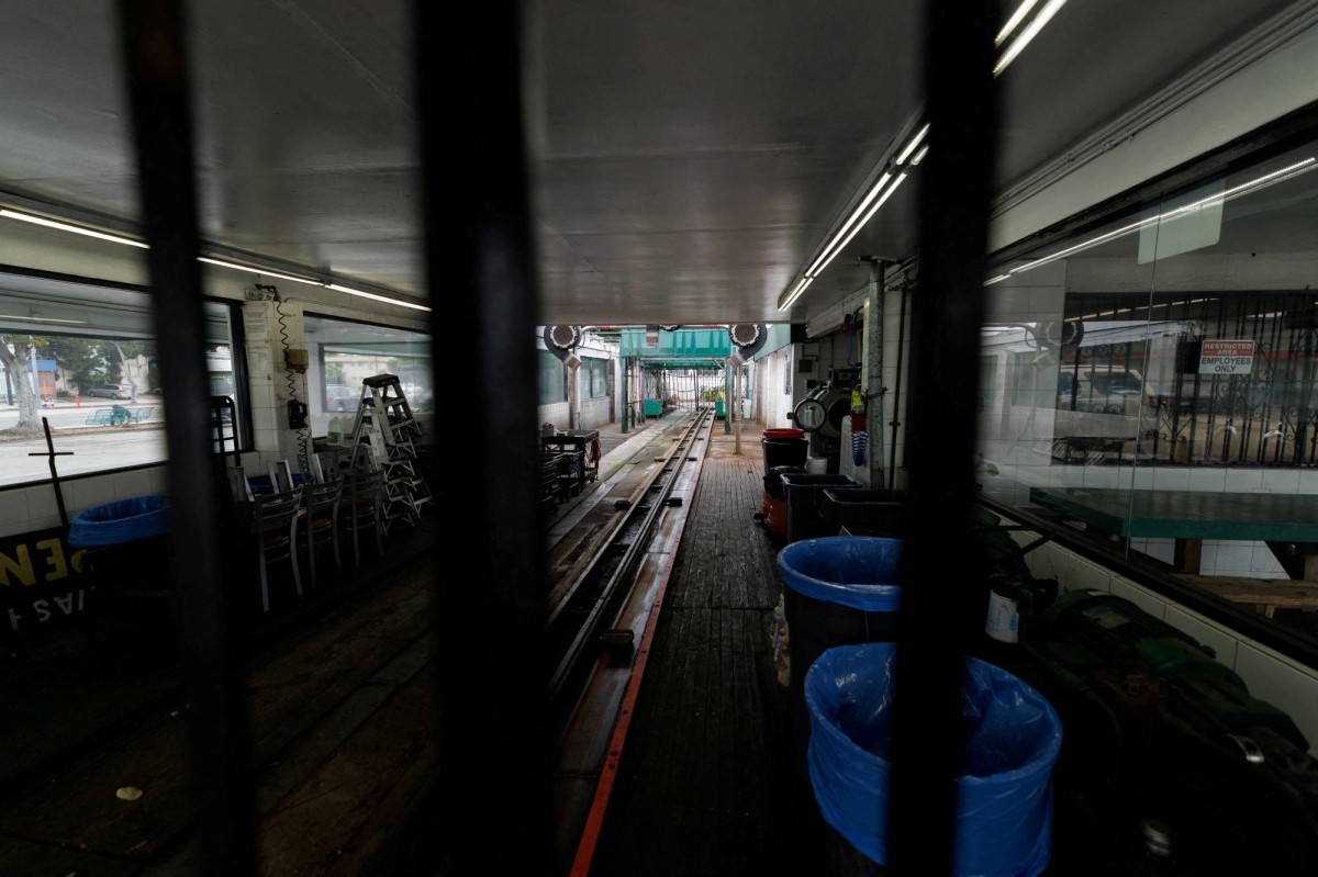 Immigration raids derail Los Angeles economy as workers go into hiding
