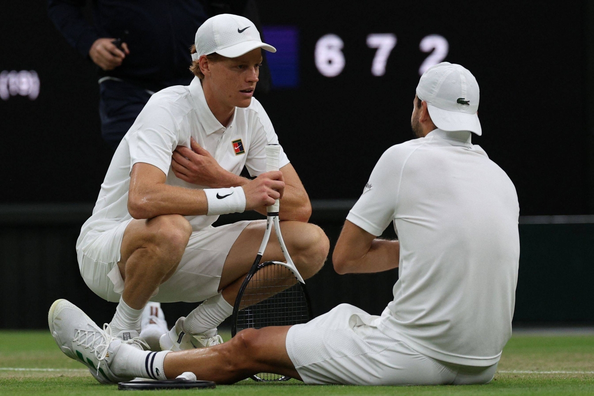  Sinner wins Wimbledon reprieve as Djokovic survives 