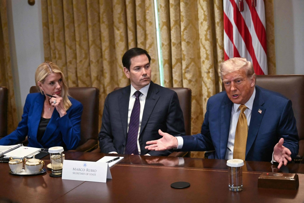 Trump signals continuing trade-defense link as tariff talks drag on