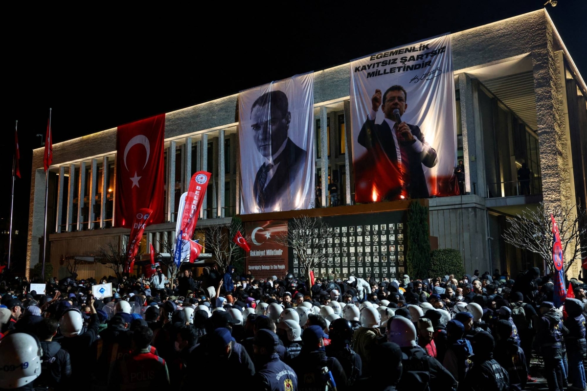  Hundreds of Erdogan opponents detained in claimed corruption crackdown 