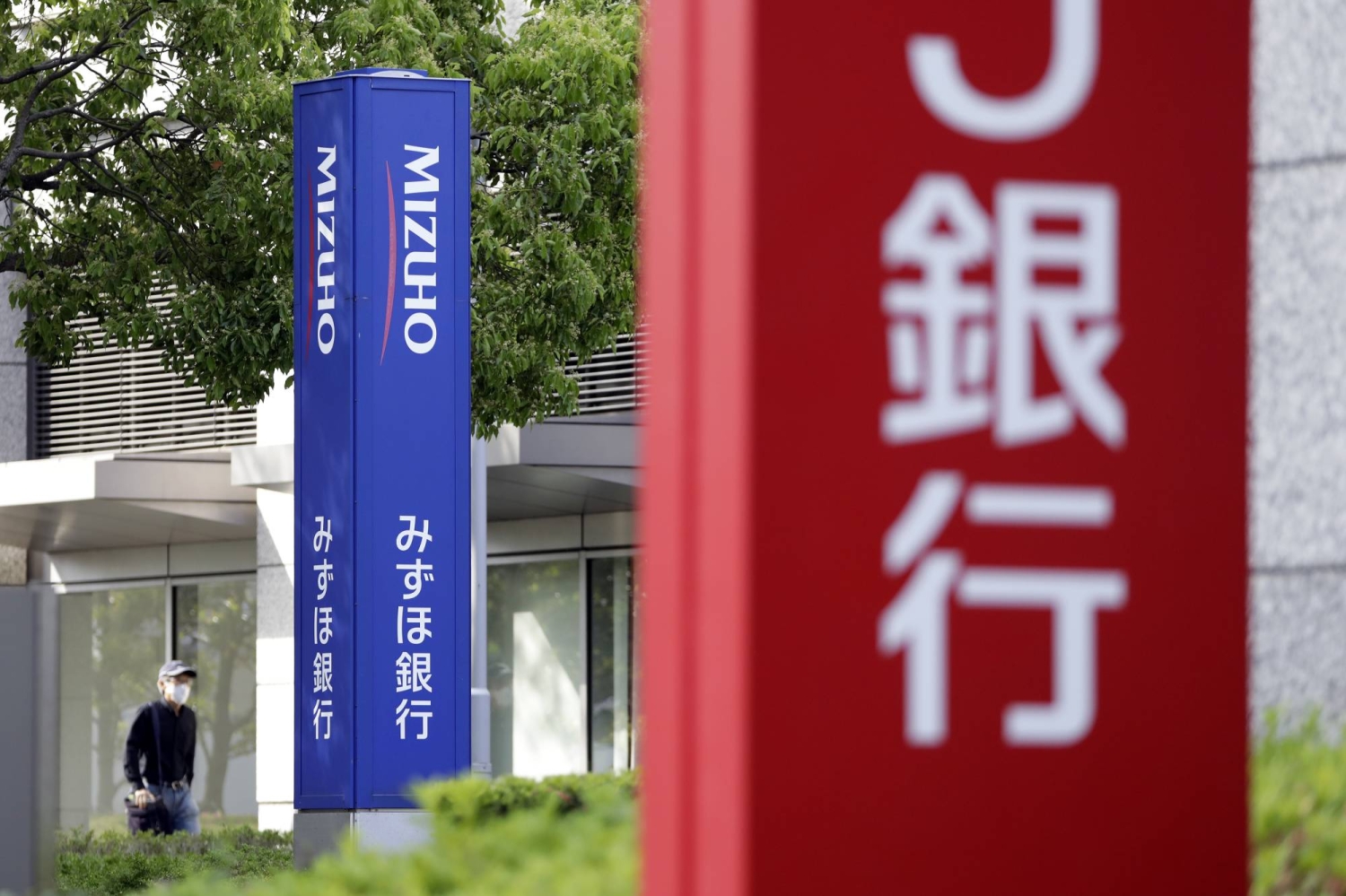 Japan’s top bank CEOs push for AI, soothing worry over human work