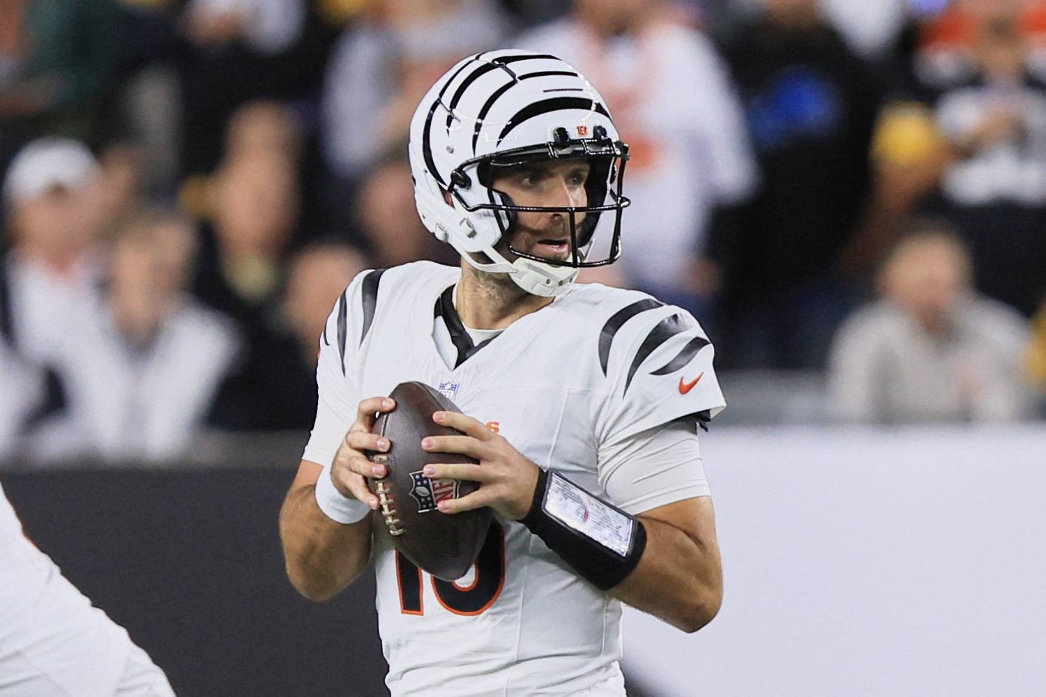 Joe Flacco outplays Aaron Rodgers as Bengals edge Steelers