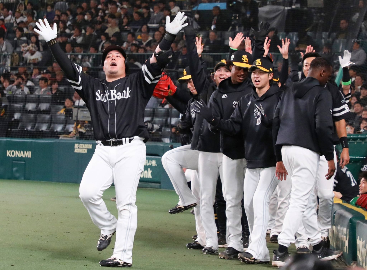 Hawks edge Tigers on road to grab lead in Japan Series