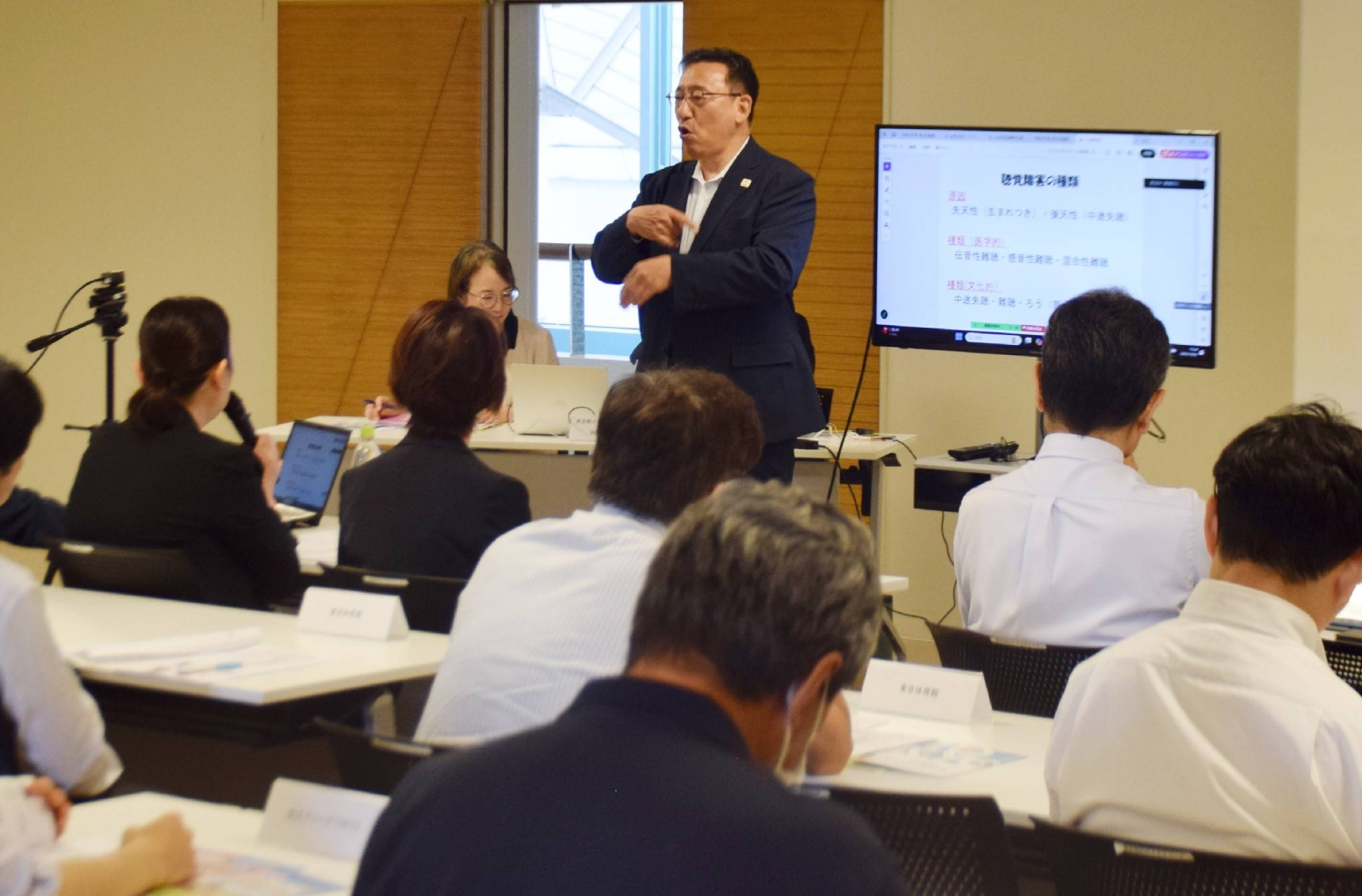 Tokyo government conducts sign language lessons ahead of Deaflympics