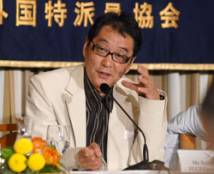 Dearly departures: Yojiro Takita, 53, director of the Oscar-winning film 'Okuribito' ('Departures'), talks about his film Thursday at the Foreign Correspondents' Club of Japan in Chiyoda Ward, Tokyo. | YOSHIAKI MIURA PHOTO