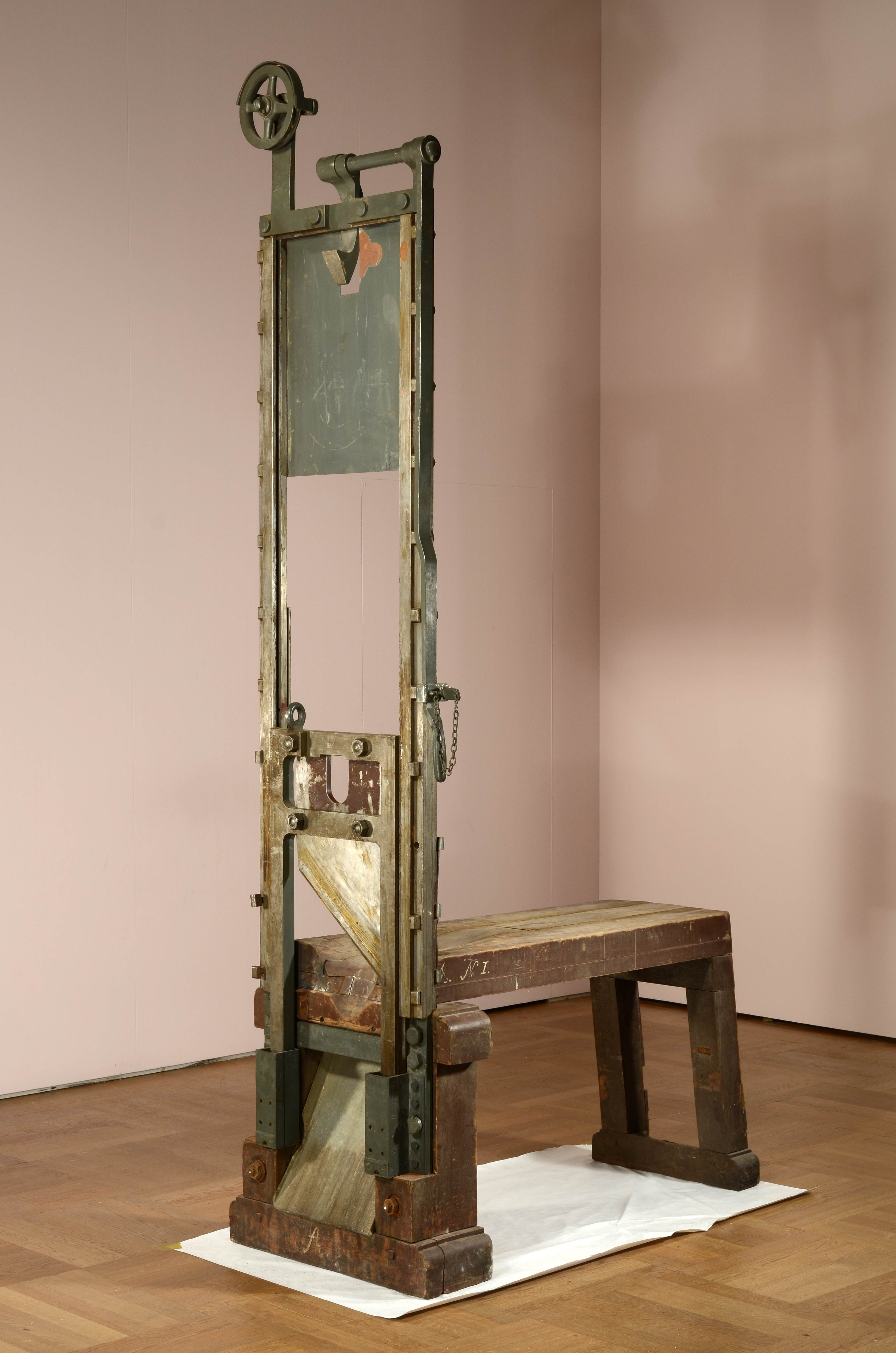 guillotine