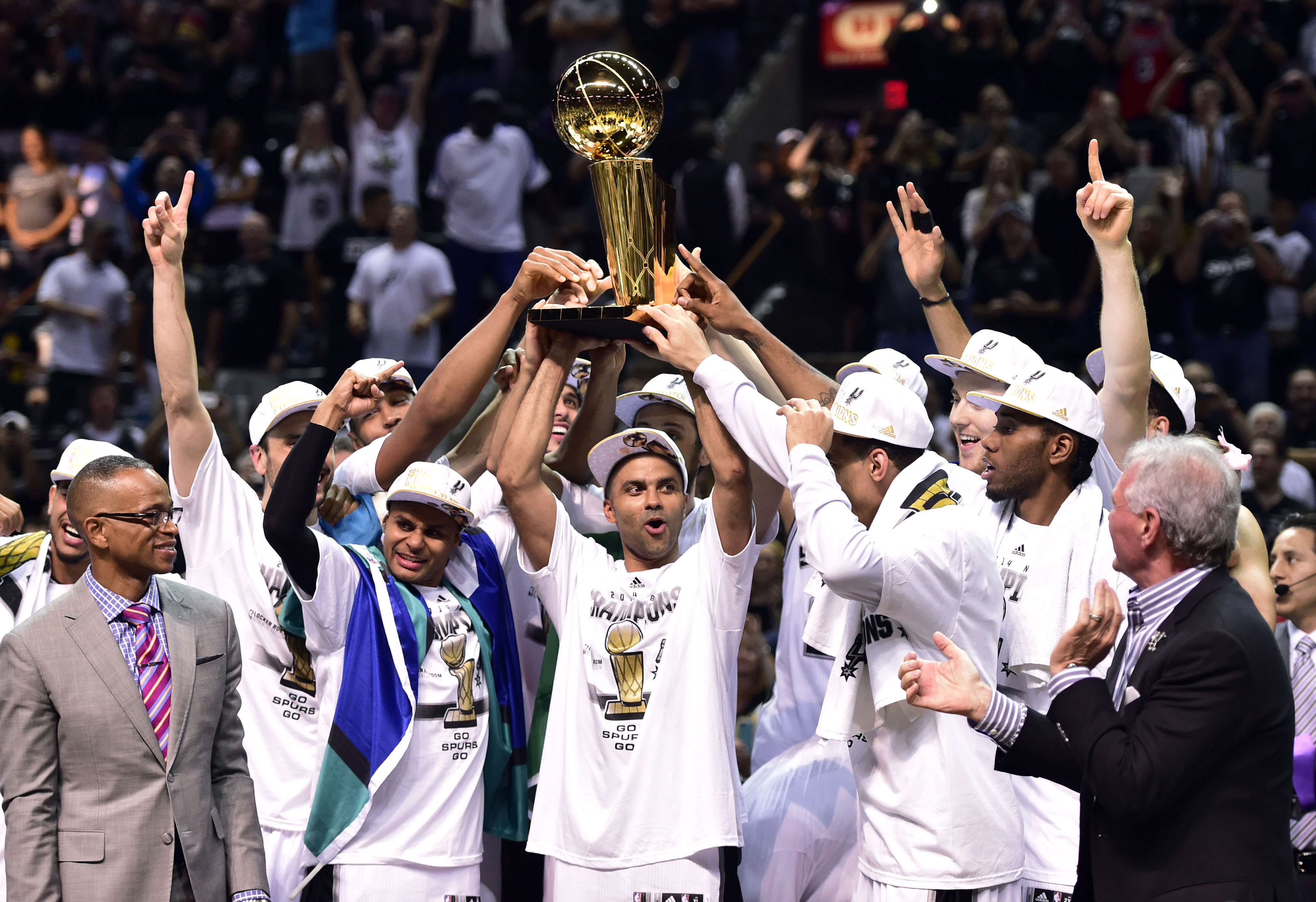 San Antonio Spurs celebrating a basket during the game against the Dallas Mavericks