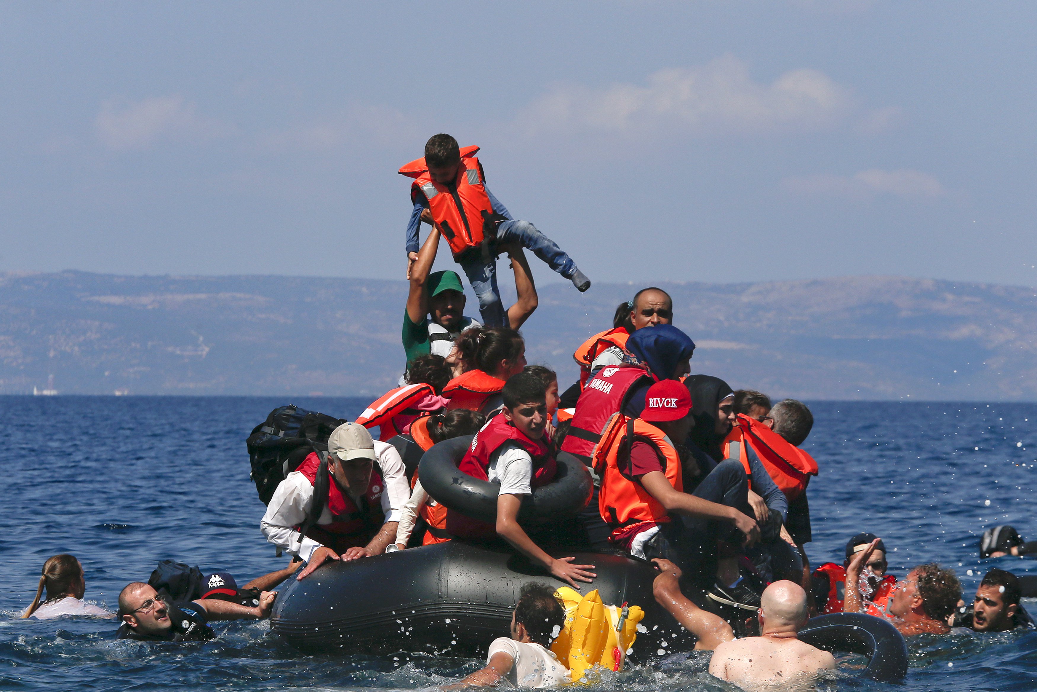 Спаслись в море. Беженцы на лодках. Люди спасаются с корабля. Мигранты на корабле. Мигранты на лодках.