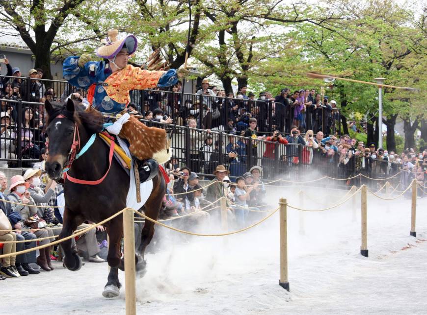 A mounted archer, with his horse running a full gallop, releases his arrow. The goal is to hit the target three consecutive times.